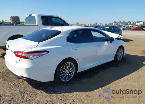 2018 Toyota Camry Hybrid Xle z USA, uszkodzony, nr VIN 4T1B21HK0JU009754